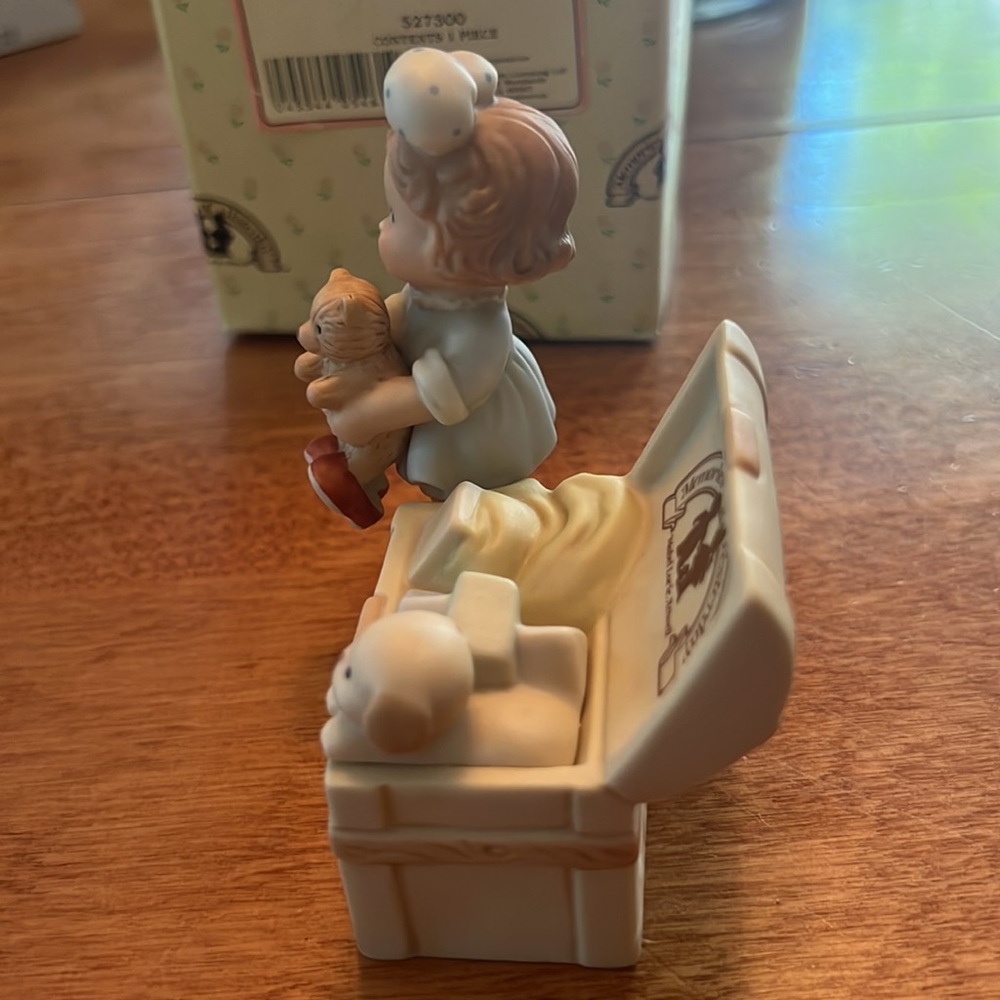 ⭐️HP!⭐️ Enesco Memories of Yesterday “Girl with Toy Chest” porcelain sign. - Picture 5 of 13